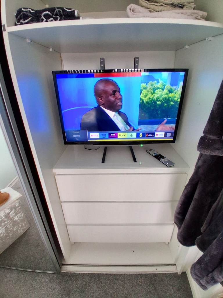 Toshiba 32" TV and stand