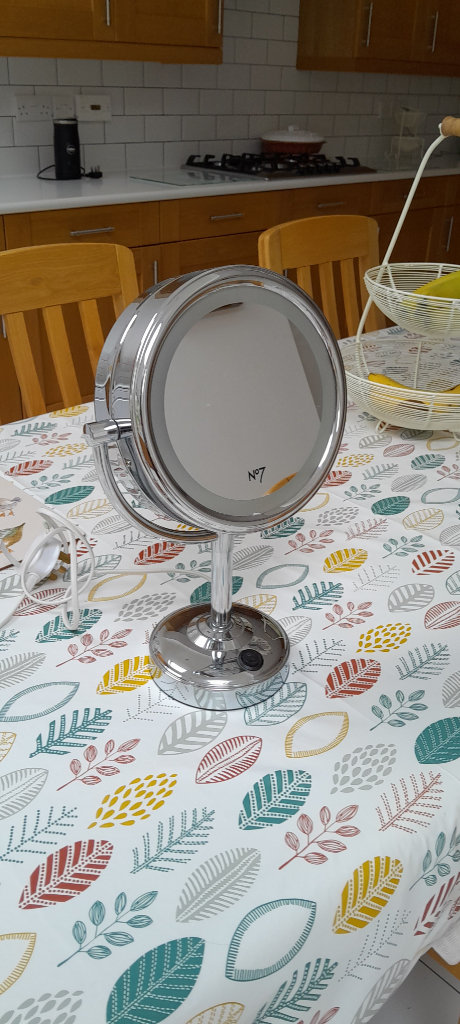 Beauty lamp, chrome,No7 swivel type with light