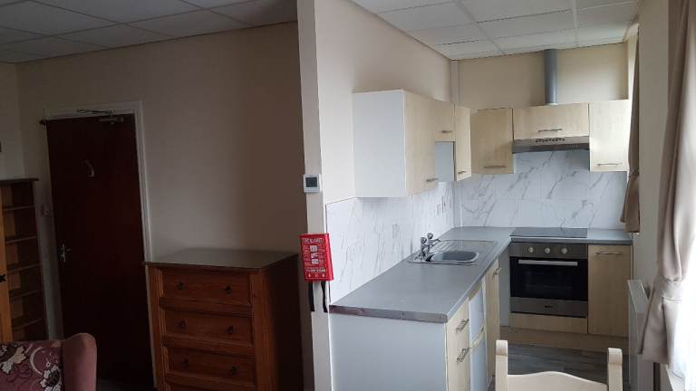 Large newly refurbished (semi self contained) Room in Beeston Leeds 11