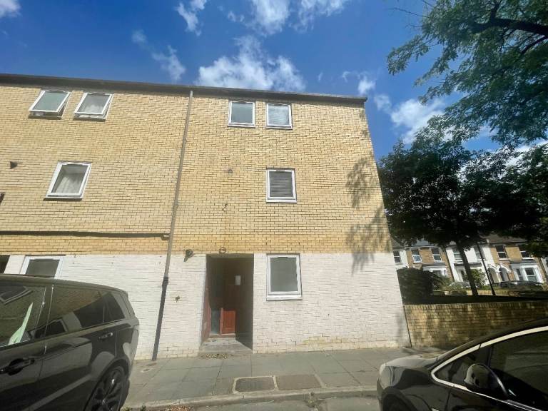 4 Bedroom 2 Showerroom one Extra Downstiars WC - Leontine Close, Peckham SE15 