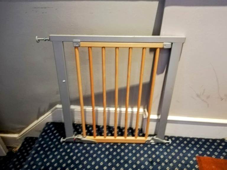 BabyDan Pressure Fit Safety Gate / Stair Gate – Adjustable 83.7–91.1 cm – Excellent Condition