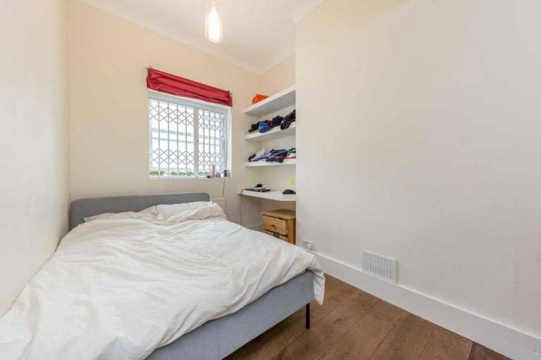 Large single rooms available now 