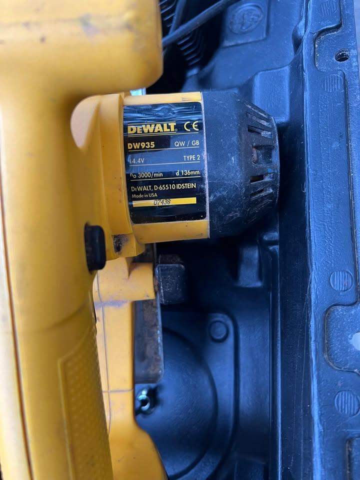 DeWalt DW935 14.4V Ni-Mh Batteries x2 - charger and case