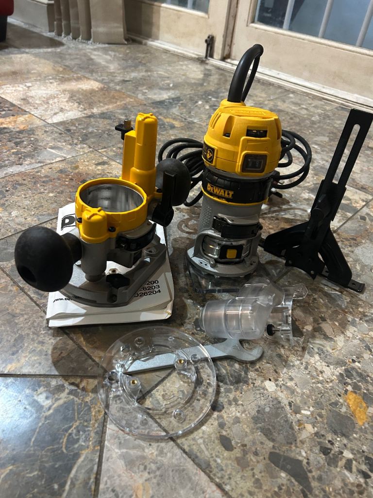 Dewalt D26200 240v 1/4" Corded Plunge Fixed Base 2 in 1 Router + 12pc Bit Set  ( Unused only open )