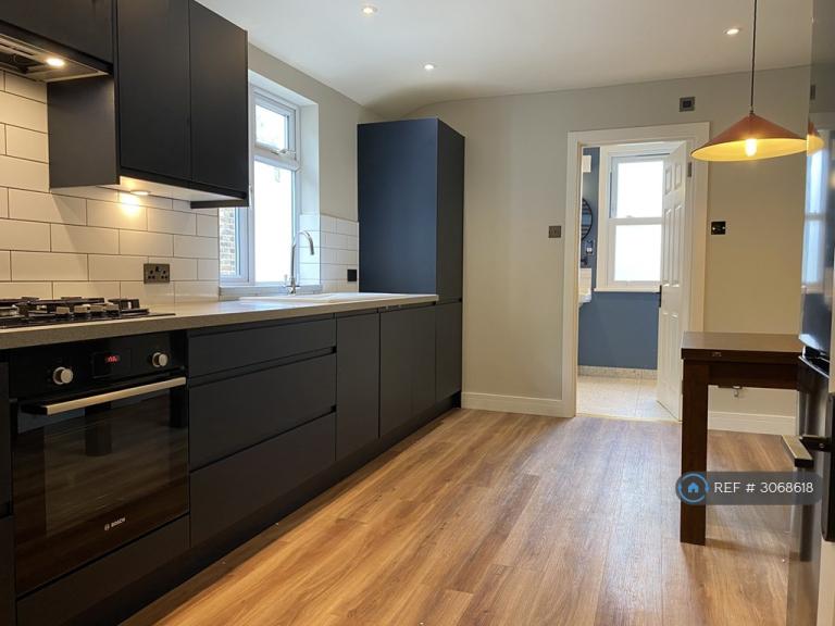 2 bedroom flat in Leslie Road, London, E11 (2 bed) (#3068618)