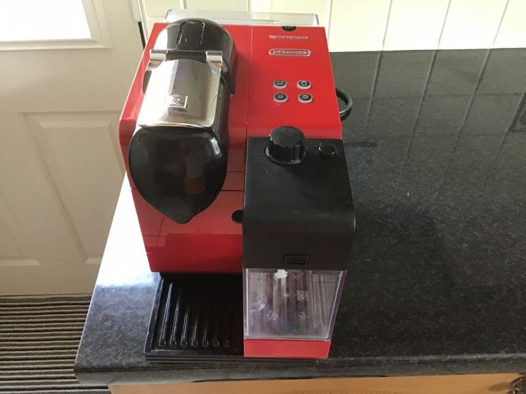 RED DELONGHI NESPRESSO MACHINE