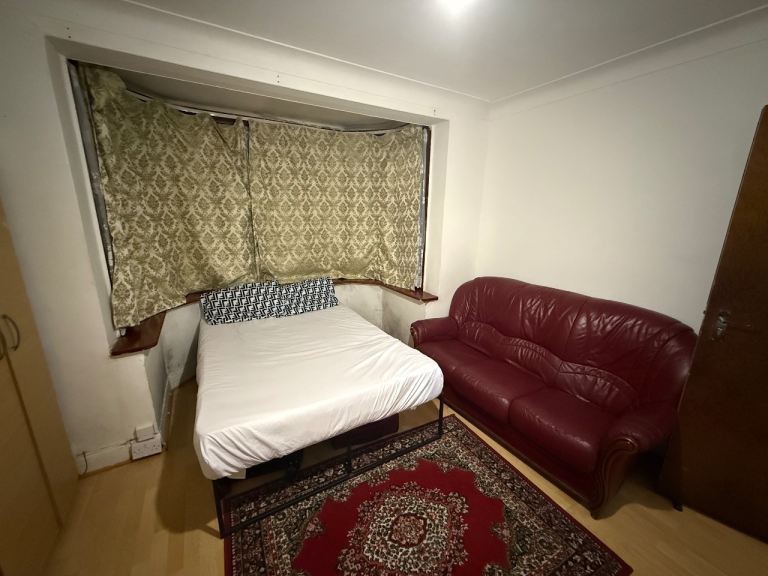 King size room to rent in a shared house