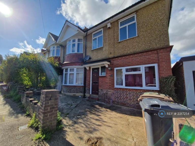 5 bedroom house in Alton Road, Luton, LU1 (5 bed) (#2317254)