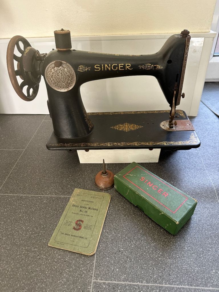 Vintage Singer Sewing Machine with origin accessories - Working