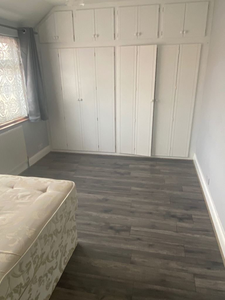 Large double room for rent 