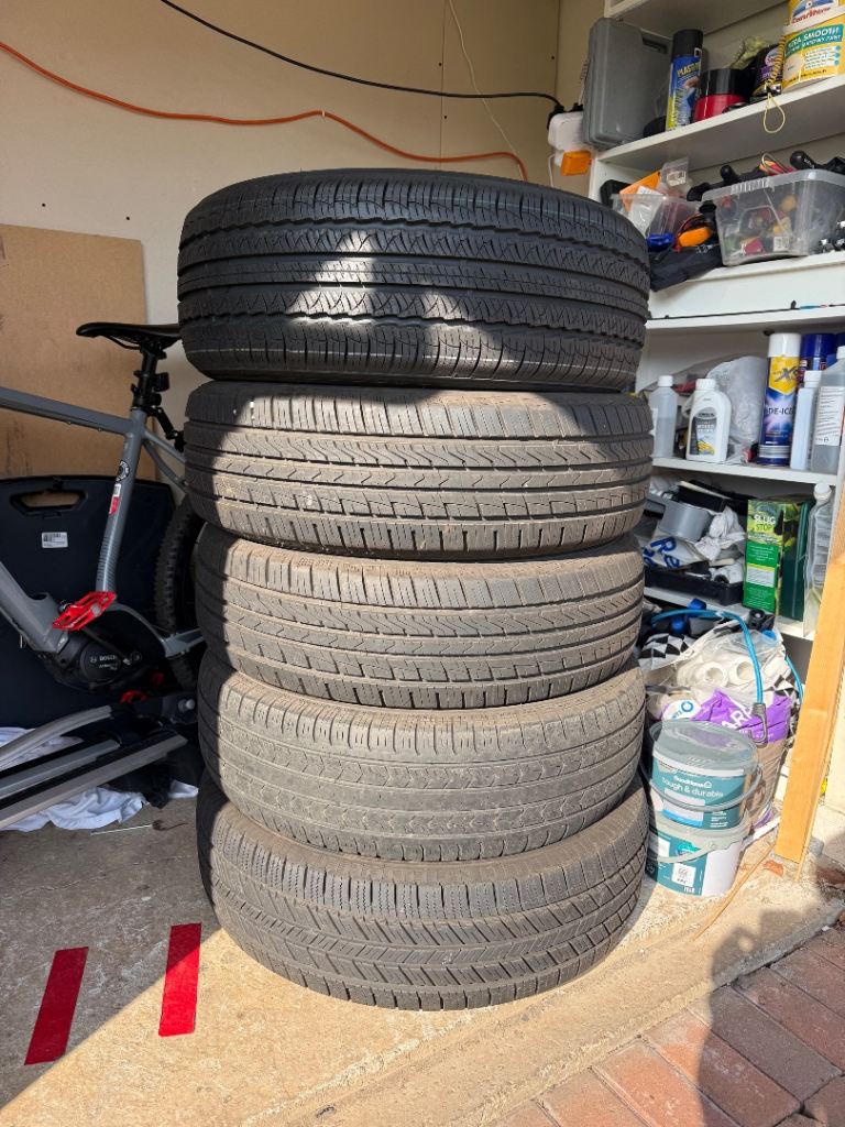 4 SUV tyres (255/70 R18) plus spare
