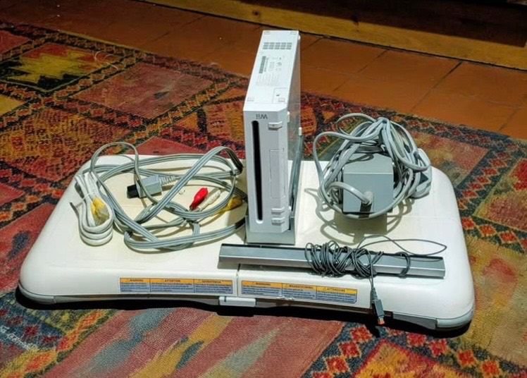 Wii Console with all fittings / Fitboard & 10 games. Plus 2 control wands 