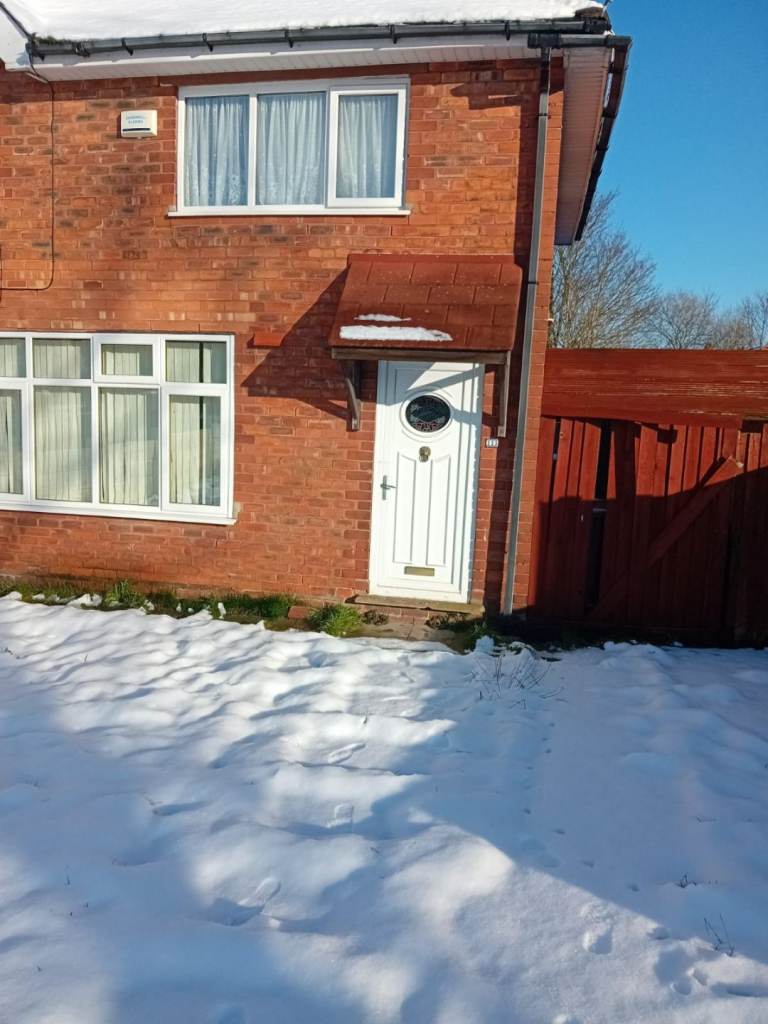 4bed house, 2bathrooms, driveway, conservatory, garden
