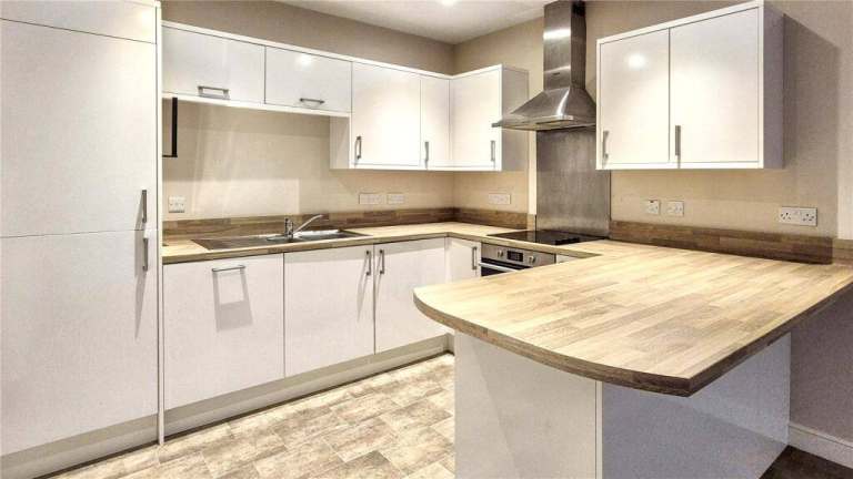 Flat to let unfurnished. Dumfries Town Centre.
