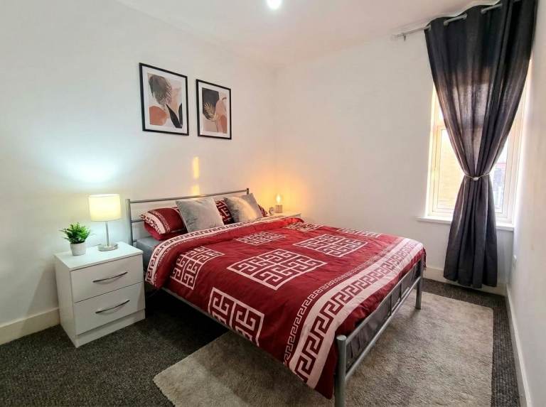 Safe temporary housing in Lismore Drive, Birmingham! Rooms1,2 & 3 are available.