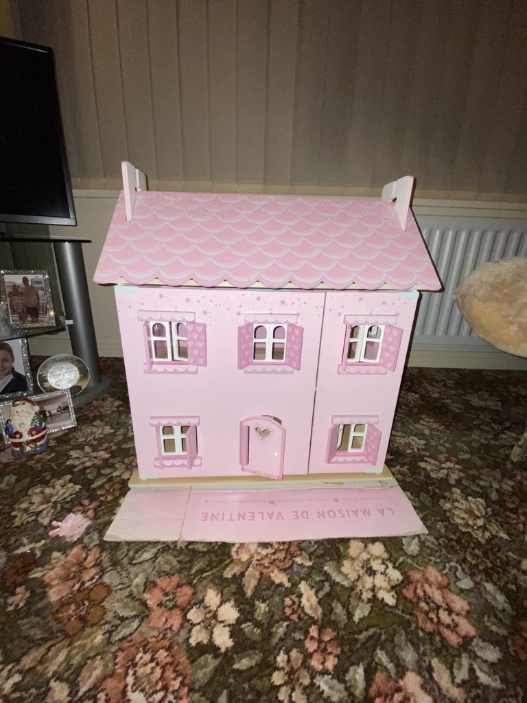 Le toy van ‘valentine’ pink dolls house 