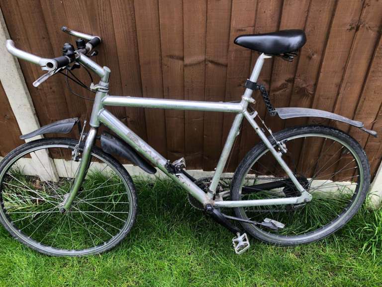 Saracen hybrid bike 