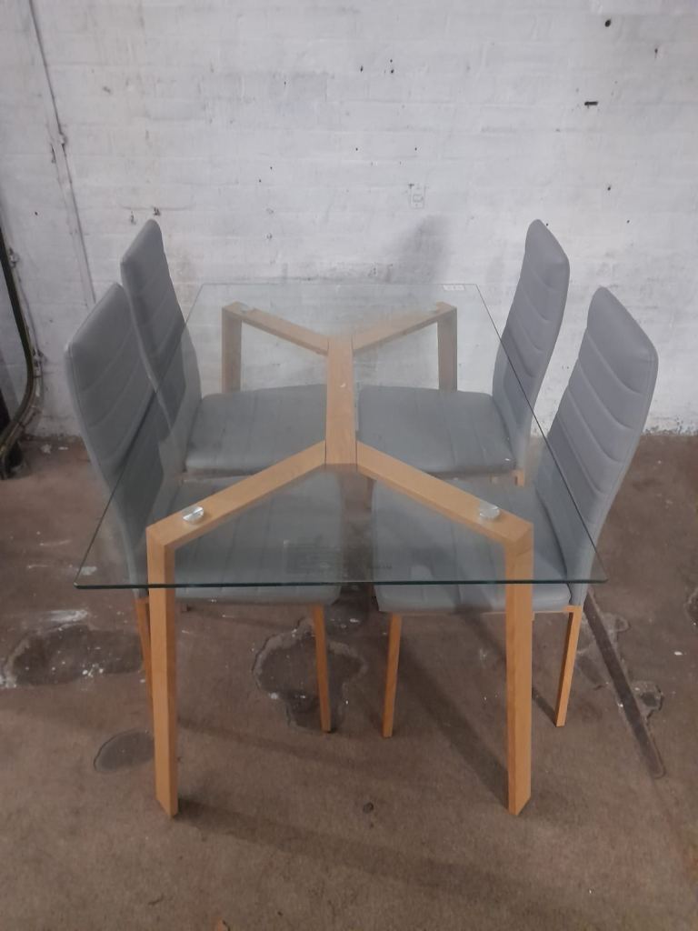 Table and chairs £80