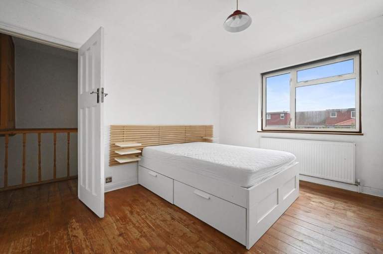 Lovely Double Room to rent in East Acton. DSS or working professional. £1050 pm incl bills & Wifi
