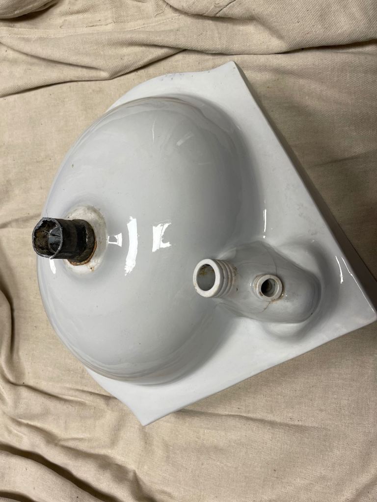 ANTIQUE MARBLED CORNER WASH BASIN