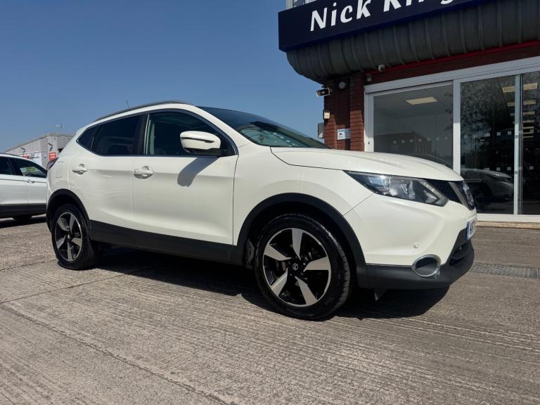 2017 Nissan Qashqai 1.5 dCi N-Connecta 5dr ++ PANROOF / NAV / 20 TAX / ULEZ ++ HATCHBACK Diesel M...