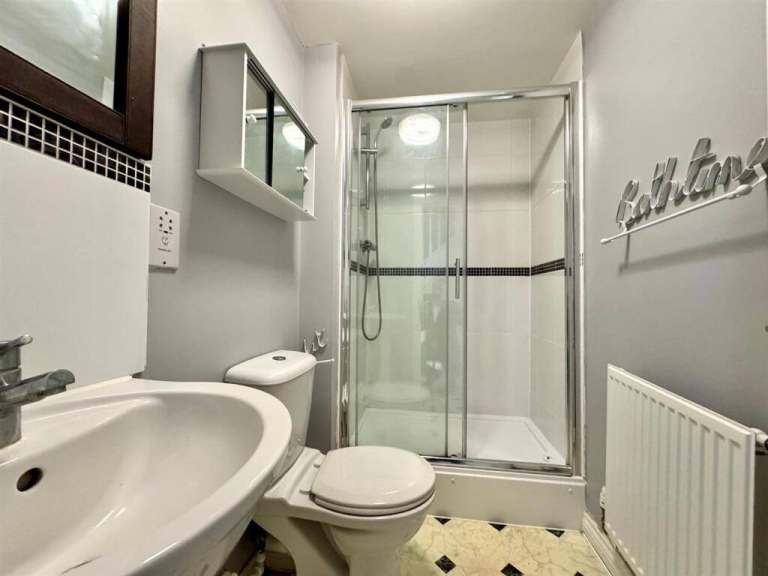 Hurry now!!! Furnished,Clean tidy Ensuite Room Available