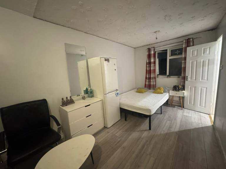 🌻Private En-Suite Room in Friendly Flatshare, Canning Town🌈Jubilee Line & DLR Connections