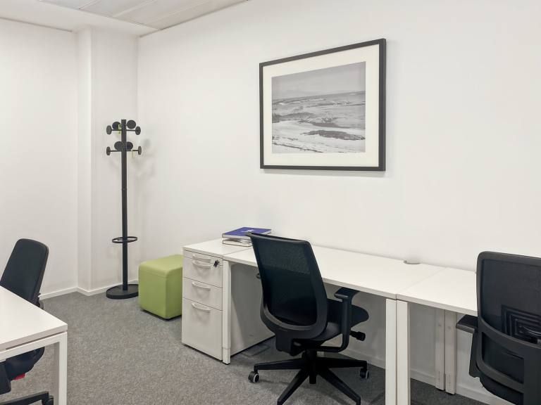 Aberdeen - AB10 1BL \ Office with 4 Desks for Rent
