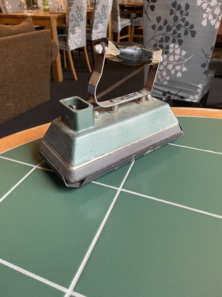 Dowsings 240v vintage snooker table iron 
