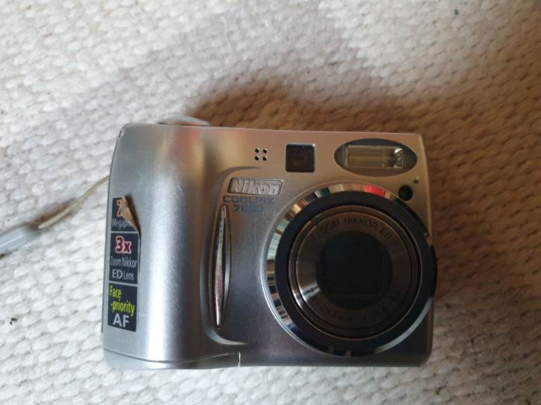 Nikon Coolpix 7600 - Compact Digital Camera