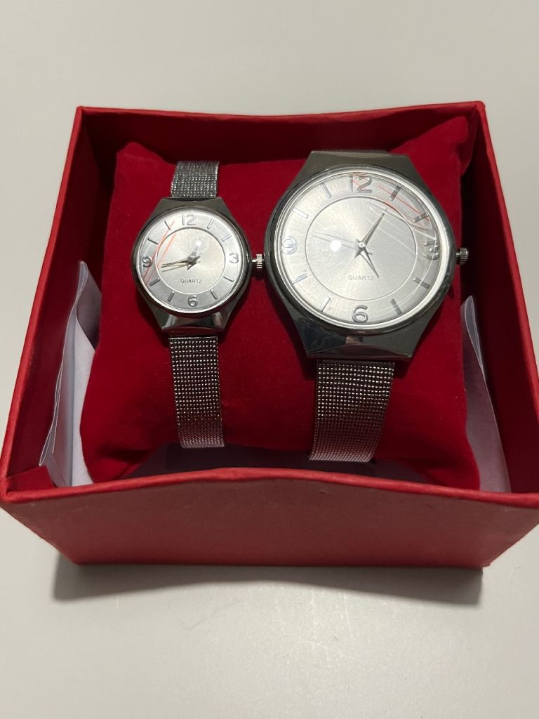 2 quartz watch set. 