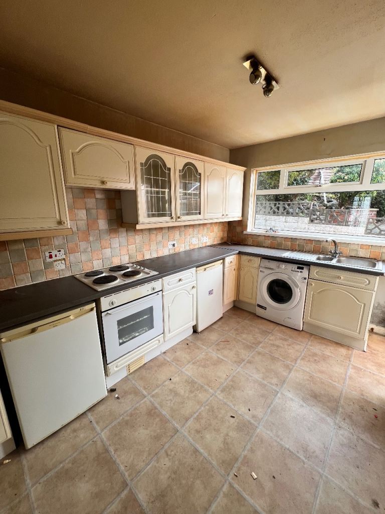 Full Cream Kitchen Units with Appliances – Fair Condition