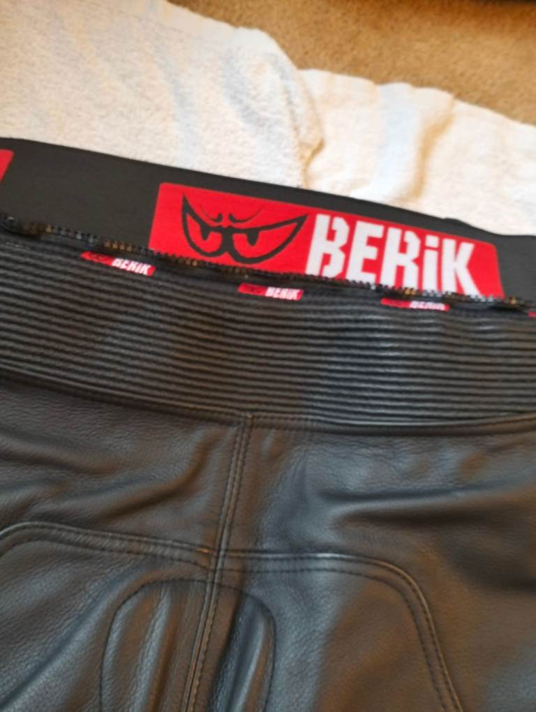 Berik Ls2-8323 2pc Leather Mens Motorcycle Suit Size Medium 32" Waist 42" Chest