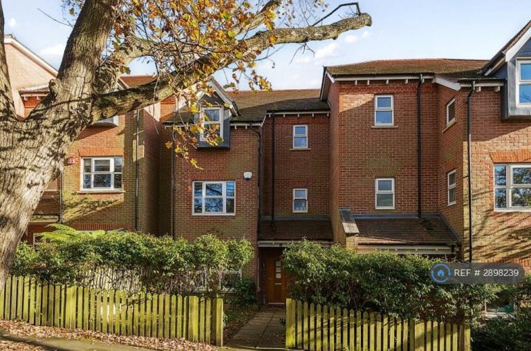 5 bedroom house in Kinsale Close, Barnet, London, NW7 (5 bed) (#2898239)