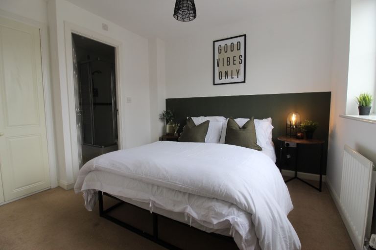 Large double with en-suite (NNUH / JIC)