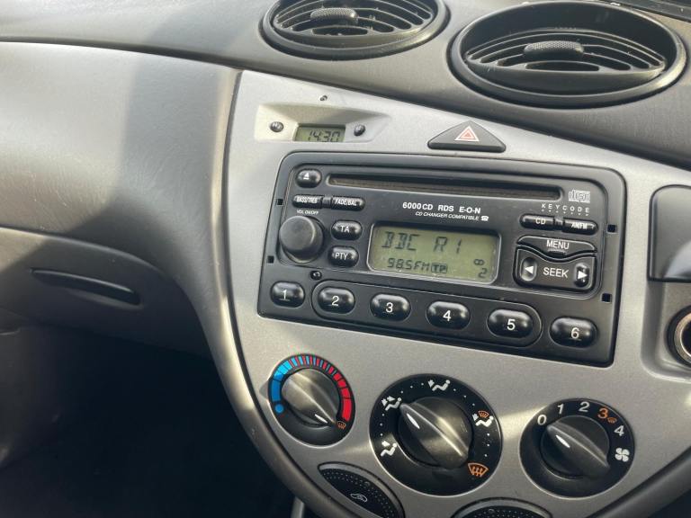 FORD FOCUS 1.6 ZETEC AUTOMATIC 04 REG BLUE 5 DOOR 11 MONTHS MOT LOW INSURANCE 36+MPG