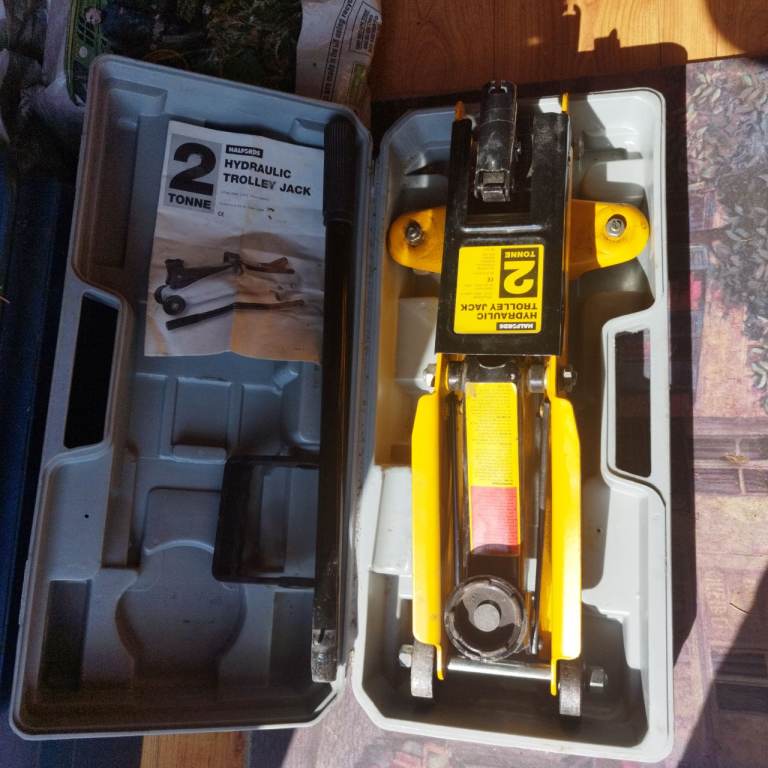 CAR JACK. HYDRAULIC. Halfords. 