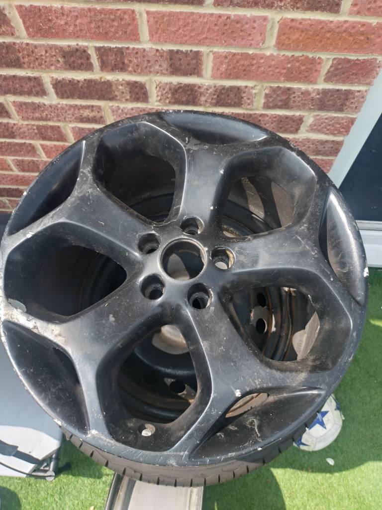 Focus ST225 alloy wheel. 