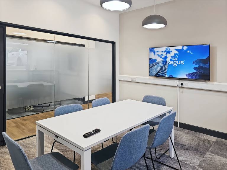 Oldham - OL8 4QQ \ Office for Rent with 4 Workstations