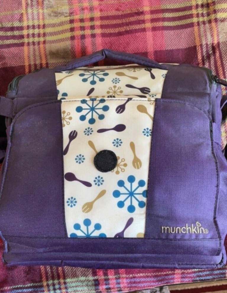 🧳 Munchkin Travel Booster Seat – Lovingly Used, Immaculate Condition – Compact, Practical & Safe