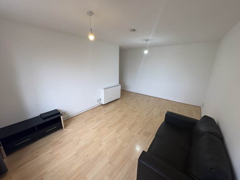 2 bedroom flat in 2 Bedroom Flat – Greenslade Road, Barking, IG11