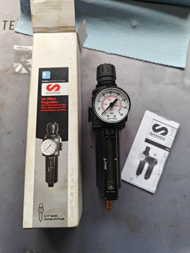 Air regulator / filter / water trap, ideal for workshops. 1/4" inlet/outlet.