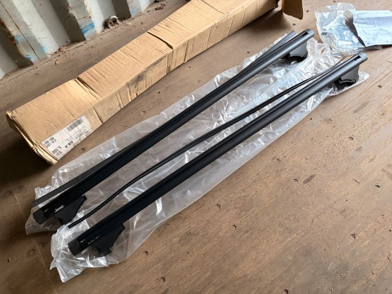 Mopar/Thule Locking Roof Bars - NEW (Jeep Patriot, Grand Cherokee, 300C Wagon)