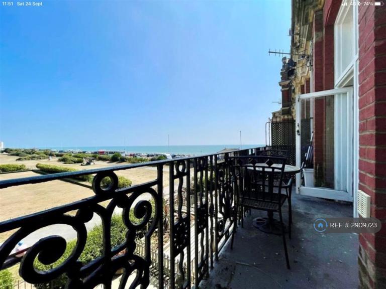 1 bedroom flat in Grosvenor Gardens, St Leonards-On-Sea, TN38 (1 bed) (#2909723)