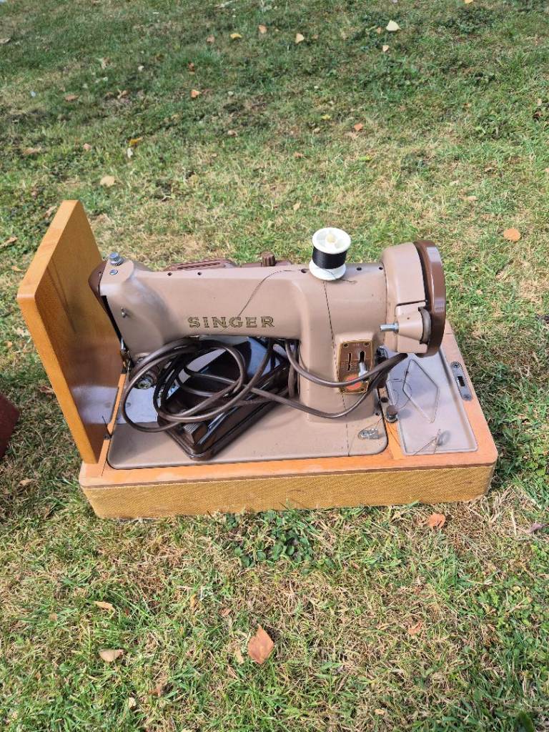 Vintage SINGER 185K Sewing Machine with Wooden Base