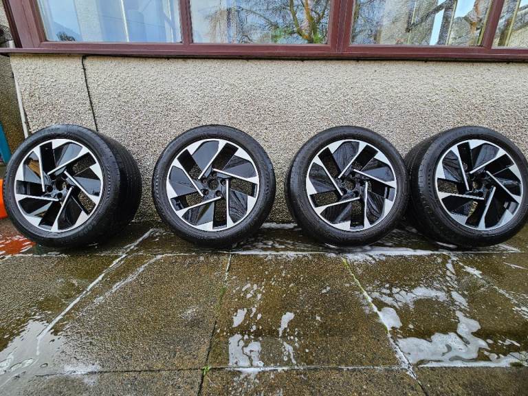 7.5 x 18" VW Alloy Wheels x 4