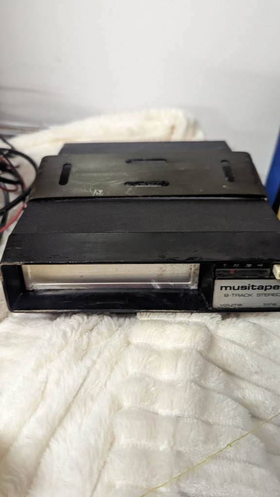 8 track player for a car with speakers £15