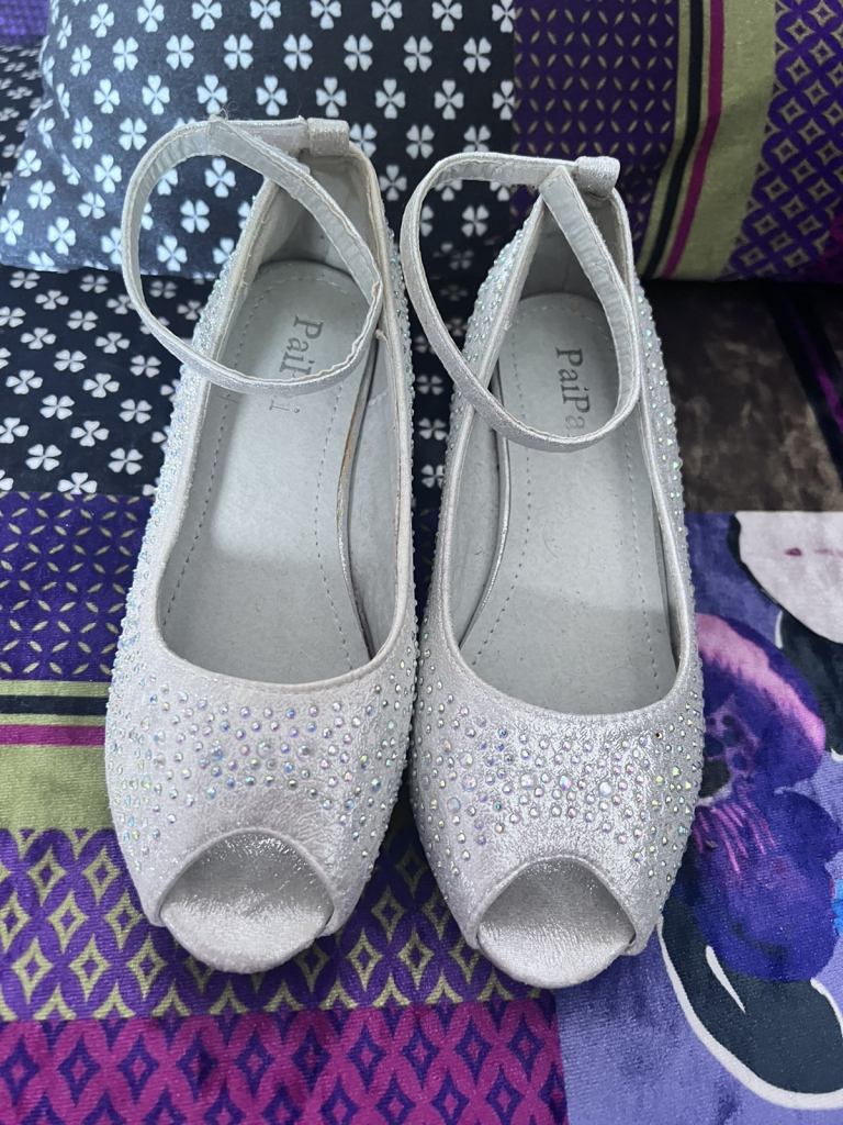 Size 2 girls glitter dancing shoes sliver diamanté