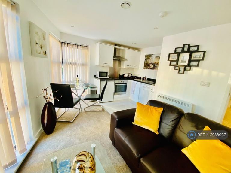1 bedroom flat in Caxton House, Salford, M3 (1 bed) (#2988037)
