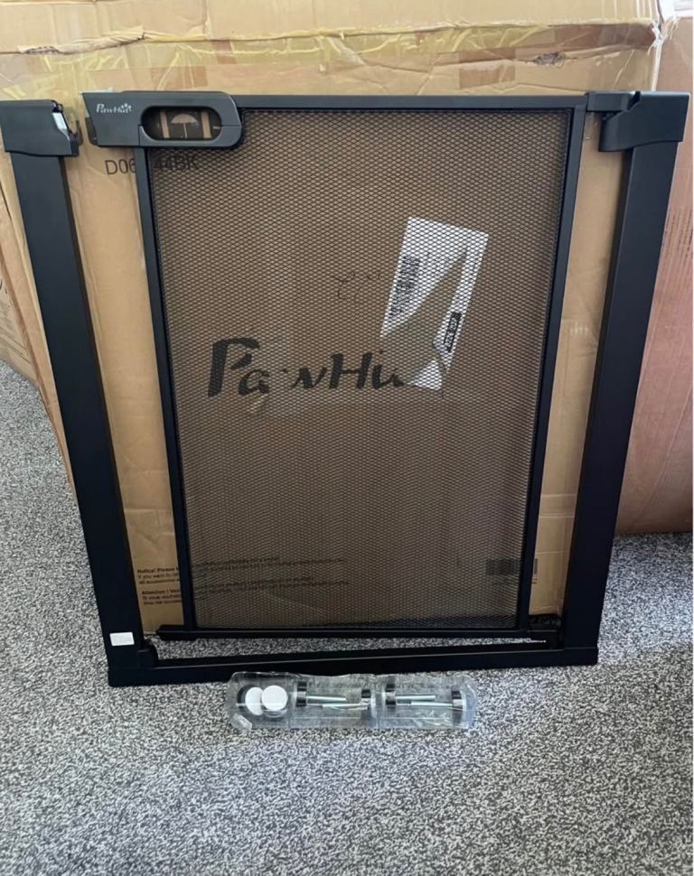 Dog Safety Gate for Doorway Staircase Barrier - read description 